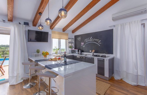 Rovinjsko Selo Villa | Villa moderne de Rovigno avec piscine, bain à remous et vue sur la mer
