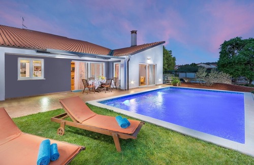 Rovinjsko Selo Villa | Villa moderne de Rovigno avec piscine, bain à remous et vue sur la mer