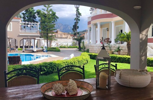 Egira Villa | Villa Dolphin - Maisonnette Front de Mer avec Piscine