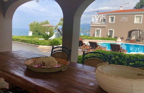 Egira Villa | Villa Dolphin - Maisonnette Front de Mer avec Piscine