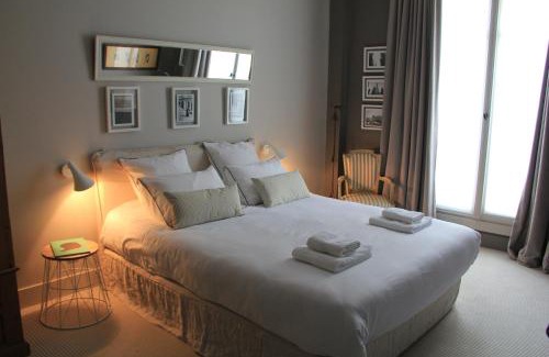 Auteuil Lit Et Petit-Déjeuner | Villa du Square, Luxury Guest House