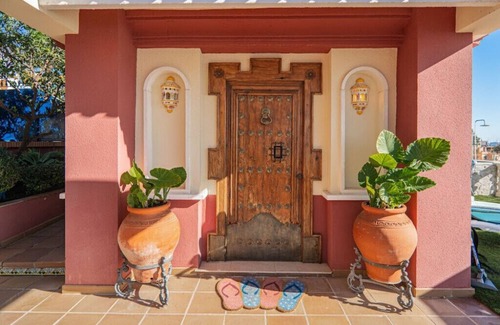Monte Sancha Villa | Villa El Altozano, enjoy sea views, walk 20 min to Malaga city center and beach.