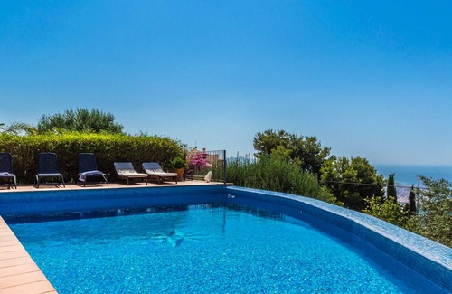 Salobrena Villa | Villa El Pino. Beautiful and spacious Spanish style villa with private pool