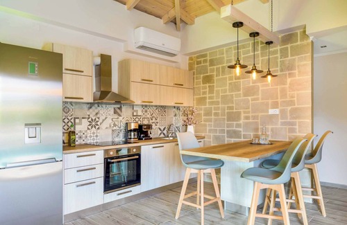 Nopigia Villa | Villa Elenitsa - Élégante propriété à seulement 200m de la plage et des restaurants