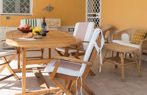Capilungo Villa | Villa Eleonora Capilungo sea front with pool