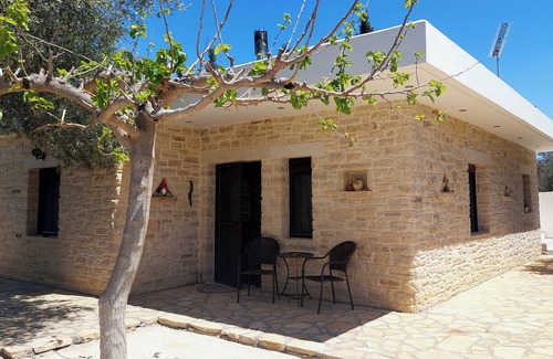 Sivas Maison | Situé au calme au milieu de vieux oliviers avec piscine privée et jardin!