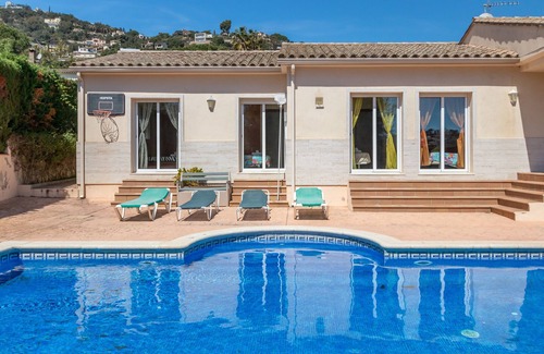 Calonge Villa | Villa "Elodia" avec jardin, terrasse, piscine et Wi-Fi