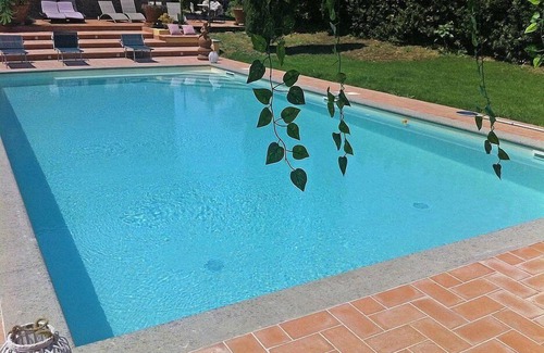 Castiglione del Lago Villa | Villa Eloisa: Une villa historique sur trois étages entourée de verdure.