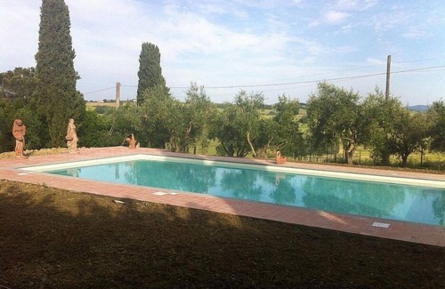 Castiglione del Lago Villa | Villa Eloisa: Une villa historique sur trois étages entourée de verdure.