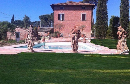 Castiglione del Lago Villa | Villa Eloisa: Une villa historique sur trois étages entourée de verdure.