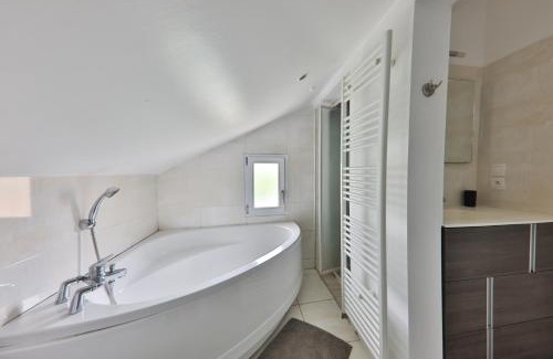 Chatellerault Maison | Villa Emma , maison classée 3 étoiles au centre de tout avec jardin clos à Châtellerault, à 20 mn Futuroscope&Aquascope
