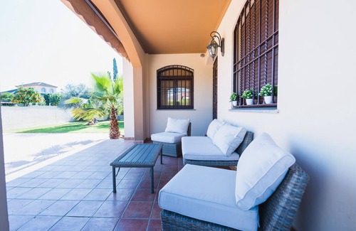 Montequinto Villa | Villa en Montequinto. Casa con Piscina. Pista de Padel
