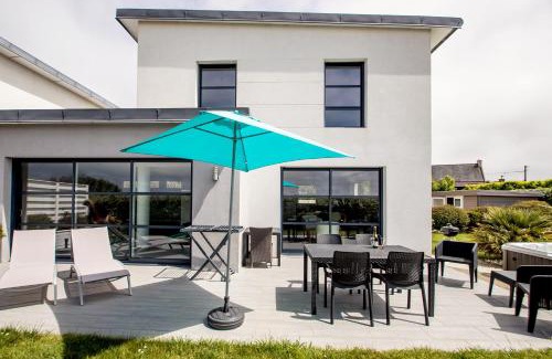 Sibiril Maison | Villa Enora Bretagne Piscine Intérieure Partagée Jacuzzi privatif 100m Plage