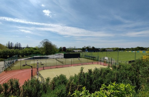 Coray Villa | VILLA ENTRE QUIMPER ET BREST : Piano, loisirs et sports, idéal pour les familles