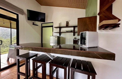 Penas Blancas Villa | Villa Equipada, Rodeada del Bosque Lluvioso