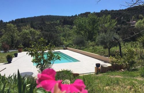 Berlou Maison | Villa Et au milieu coule un ruisseau - Piscine, jacuzzi privé, boulodrome