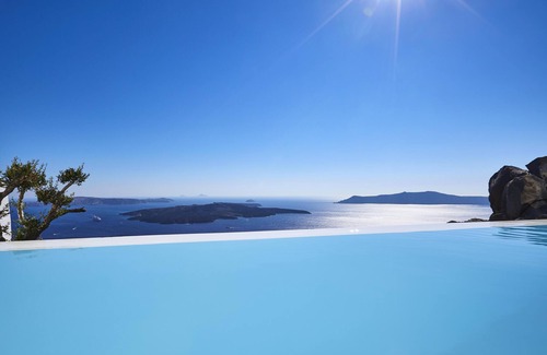 Firostefani Villa | Villa Etheras, piscine privée chauffée, 2 chambres à coucher, vue imprenable sur la caldera