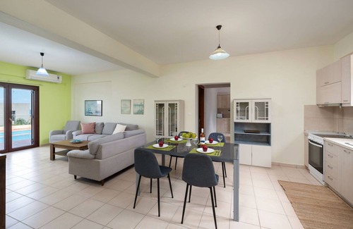 Pyrgos Psilonerou Villa | Villa Flora - Villa à proximité de la mer avec piscine privé en Crete