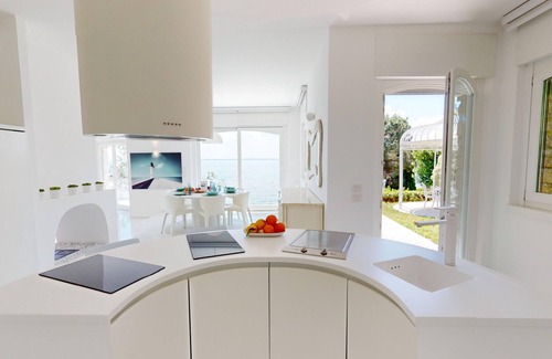 Manerba del Garda Villa | Villa Flora fronte spiaggia By Bookinggardalake