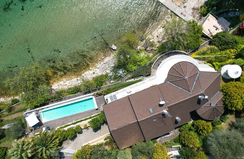 Manerba del Garda Villa | Villa Flora fronte spiaggia By Bookinggardalake