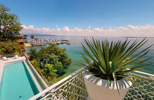 Manerba del Garda Villa | Villa Flora fronte spiaggia By Bookinggardalake