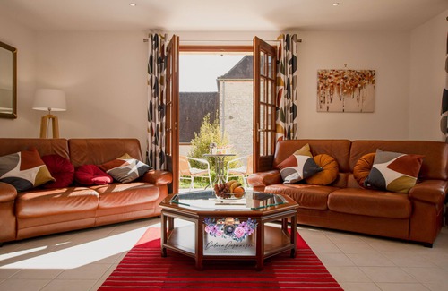 Brantome-en-Perigord Maison | Villa for 1-10 in Dordogne, resto across the lawns and just a stroll to Brantome