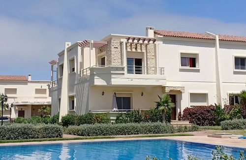 Lamharza Essahel Villa | Villa front piscine et jardin à Savannah beach