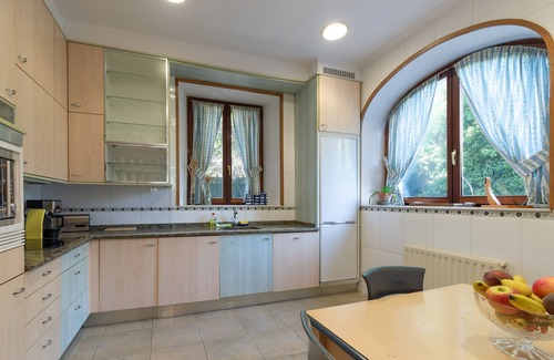 Burlada Villa | Villa Ganbara, 5 minutos de Pamplona, Camino De Santiago, piscina y jardin.