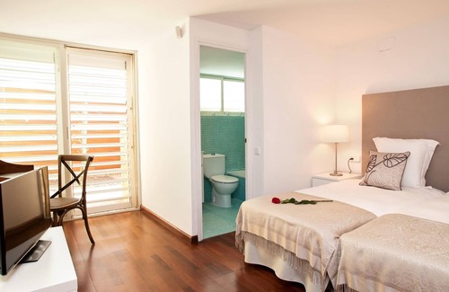 Sant Just Desvern Villa | Villa Gaudi - Une villa de 620 mètres carrés 6 chambres au sommet d'une colline