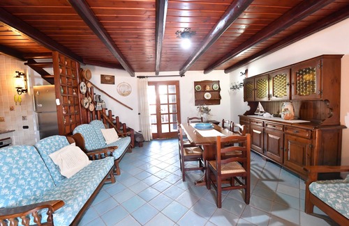 Sa Rocca Tunda Maison | Villa Gianni - Rustic House a Few Steps from the Sea for Families Seeking Peace