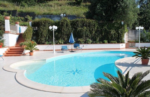 Agropoli Villa | Villa Gioconda: Une charmante villa de trois étages située sur une colline.