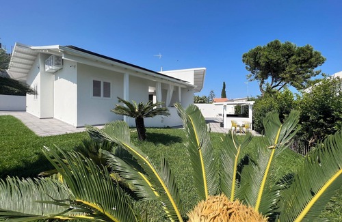 Fontane Bianche Villa | Villa Giuliana luxury home: swimming pool, solarium, barbecue. A few steps from the sea