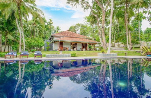 Ambalangoda Villa | Villa Godahena, belle villa au bord du lac avec jardins privés, piscine et singes!