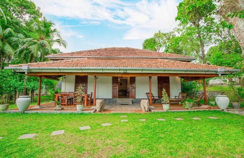 Ambalangoda Villa | Villa Godahena, belle villa au bord du lac avec jardins privés, piscine et singes!