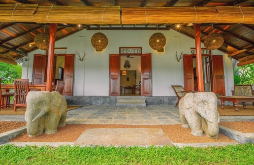 Ambalangoda Villa | Villa Godahena, belle villa au bord du lac avec jardins privés, piscine et singes!