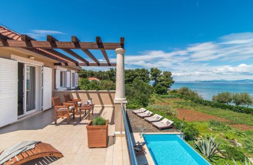 Mirce Villa | Villa Gumonca