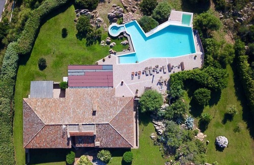 Porto San Paolo Villa | Villa Halliv - piscine à débordement surplombant la baie de Tavolara