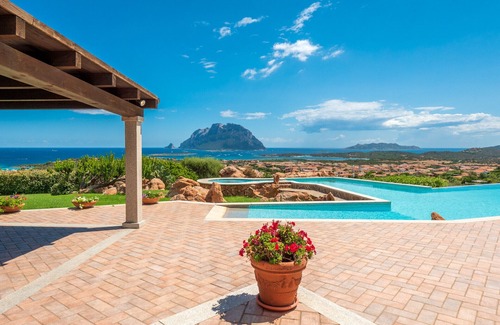 Porto San Paolo Villa | Villa Halliv - piscine à débordement surplombant la baie de Tavolara