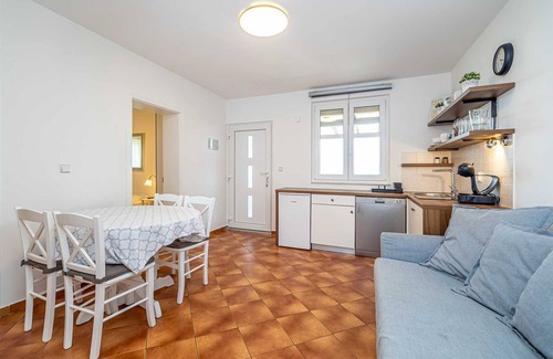 Linardici Appartement | Villa Haya - apartment KAMELIJA with heated pool
