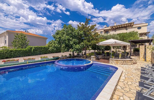 Linardici Appartement | Villa Haya - studio KRASULA avec piscine chauffée