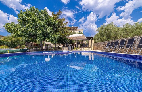 Linardici Appartement | Villa Haya - studio KRASULA avec piscine chauffée