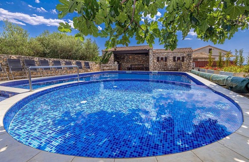 Linardici Appartement | Villa Haya - studio KRASULA avec piscine chauffée