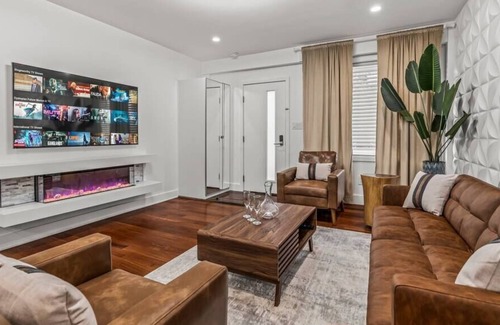 South Philadelphia Maison | Villa in Citta, LUX Rooftop, Arcade, Movie Theater
