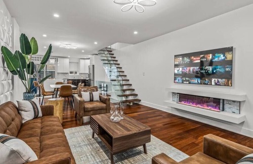South Philadelphia Maison | Villa in Citta, LUX Rooftop, Arcade, Movie Theater