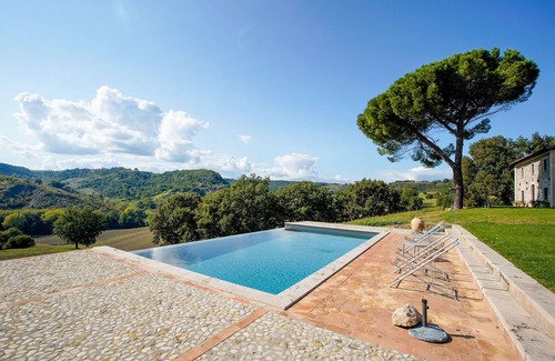Castiglione in Teverina Villa | Vieille Villa à Sermugnano avec piscine à débordement