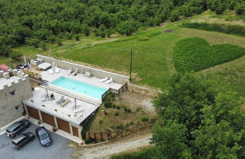 Cravanzana Villa | Villa in Piedmont, near Alba and Barolo, in the middle of the famous hazelnut groves