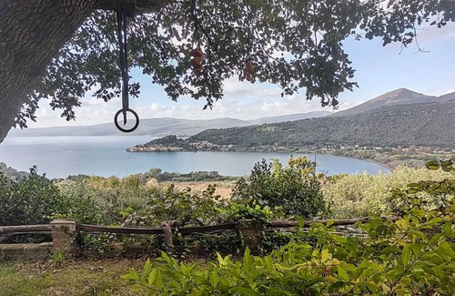 Lake Bracciano Villa | Villa, vue incroyable sur le lac, piscine et plage privée à Trevignano Romano