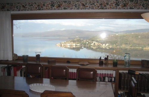 Lake Bracciano Villa | Villa, vue incroyable sur le lac, piscine et plage privée à Trevignano Romano
