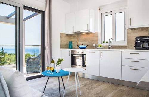 Leivathos Villa | Villa Indikon - Cette villa comprend une vue sur la mer, un parking hors route et A / C