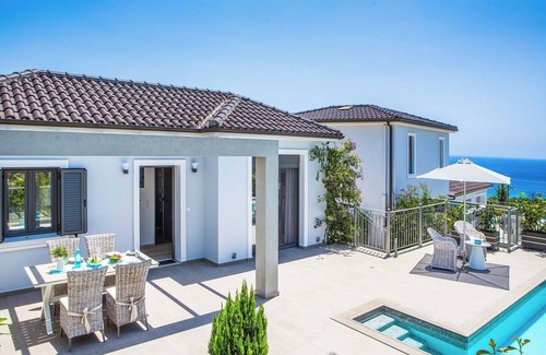 Leivathos Villa | Villa Indikon - Cette villa comprend une vue sur la mer, un parking hors route et A / C